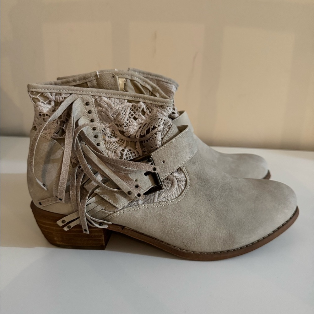 Buckle Cream Crochet Boho Bohemian Hipster Beachy Short Boot Bootie 8.5 NIB - Picture 2 of 6